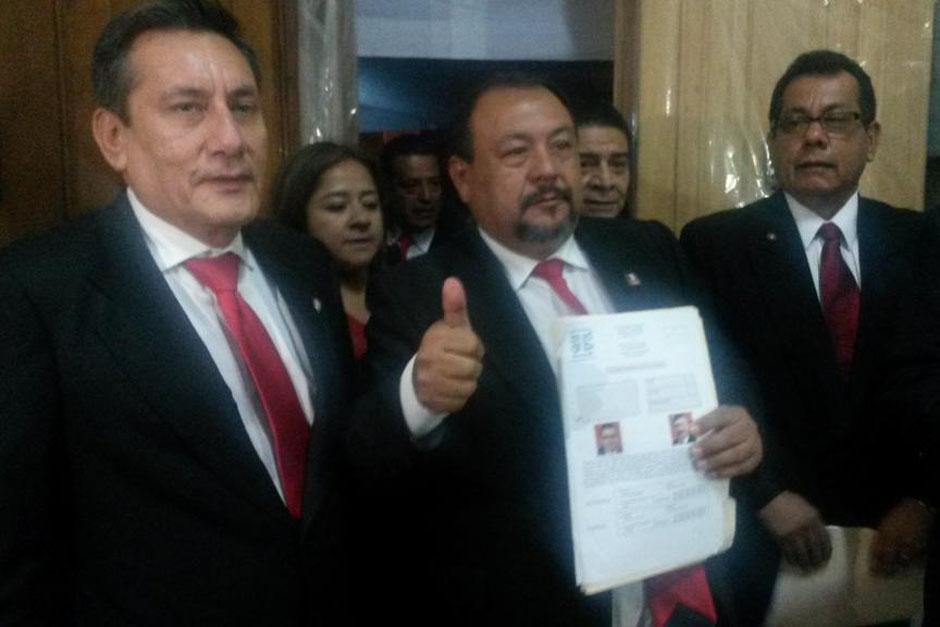Luego de montar guardia por tres días en las puertas del TSE, el partido Líder inscribió en la madrugada de este domingo a su candidato por la presidencia Manuel Baldizón. (Foto: Juan Manuel Vega/Soy502)