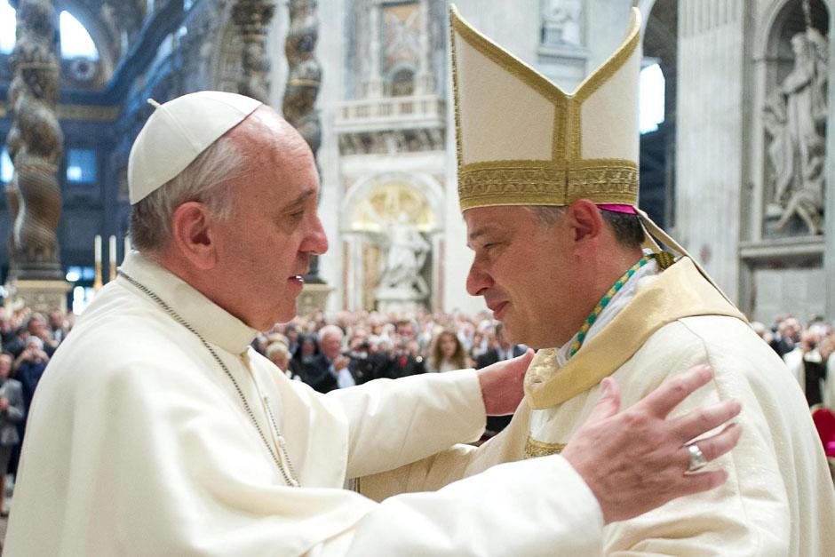 El nuevo limosnero del papa, el polaco Konrad Krajewski, junto al papa Francisco tras su nombramiento. (L'Ossevatore Romano/EFE)