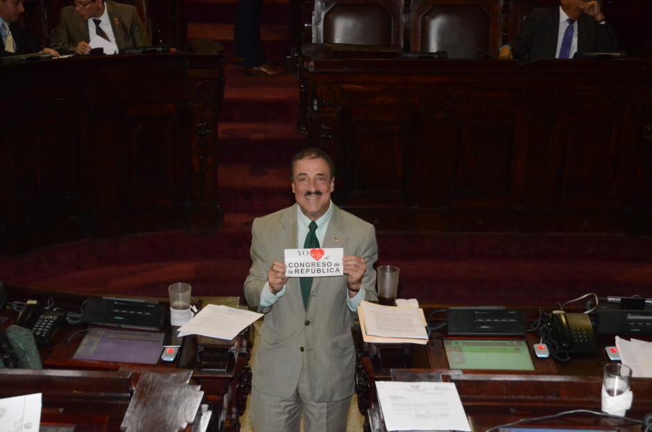 El diputado Fernando Linares Beltranena busca mejorar la imagen del Congreso con las calcoman&iacute;as. (Foto: Archivo/Soy502)