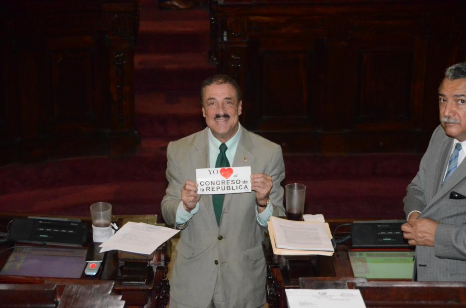 El legislador reparti&oacute; calcoman&iacute;as entre sus compa&ntilde;eros para que se unan a la "dignificaci&oacute;n" del Congreso. (Foto: cortes&iacute;a Jos&eacute; Castro)