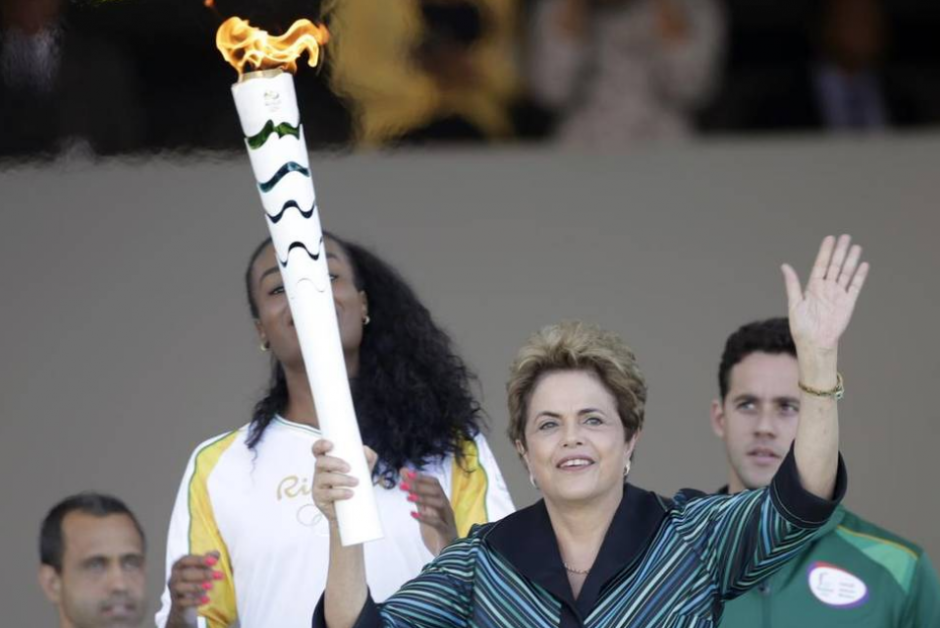 Dilma Rousseff tuvo su turno al encender la llama ol&iacute;mpica. (Foto: AFP)