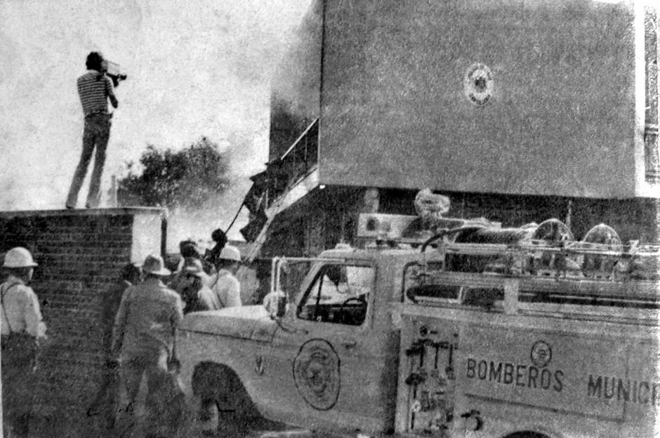 El asalto a la embajada de España ocurrió el 31 de enero de 1980, versiones afirma que un agente de la desaparecida PN inicio el fuego al activar un lanza llamas. (Foto:Blog Noticias de Bomberos de Guatemala)&nbsp;