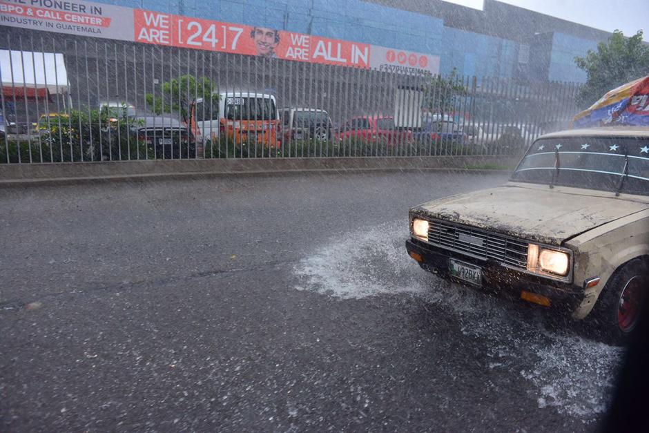 En varios puntos del pa&iacute;s la lluvia caus&oacute; estragos en las calles. (Foto: Jes&uacute;s Alfonso/Soy502)