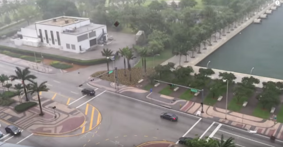 Una tormenta arrasa con los muebles que se encuentran en los balcones y terrazas del lugar. (Captura de pantalla: Eric C/YouTube)