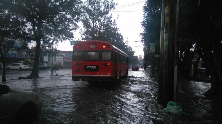 Usuarios reportaron inundaciones en la calzada San Juan. (Foto: @MonitoringGuate)