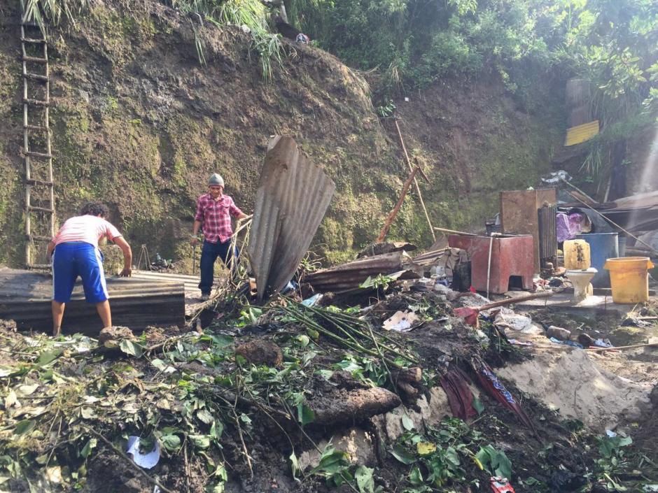 Tres viviendas fueron destruidas por un deslizamiento de tierra en la zona 7. (Foto: @EmisorasUnidas)