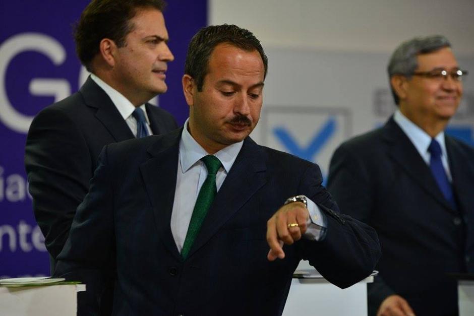 Al parecer el tiempo era el peor enemigo de Mario Leal Castillo que en cada pausa revisaba el reloj. &nbsp;(Foto: Wilder L&oacute;pez/Soy502)