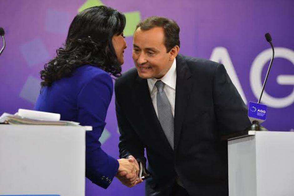 Zury R&iacute;os saluda a Roberto Gonz&aacute;lez al momento de llegar al debate de la Asociaci&oacute;n de Gerentes de Guatemala. &nbsp;(Foto: Wilder L&oacute;pez/Soy502)&nbsp;