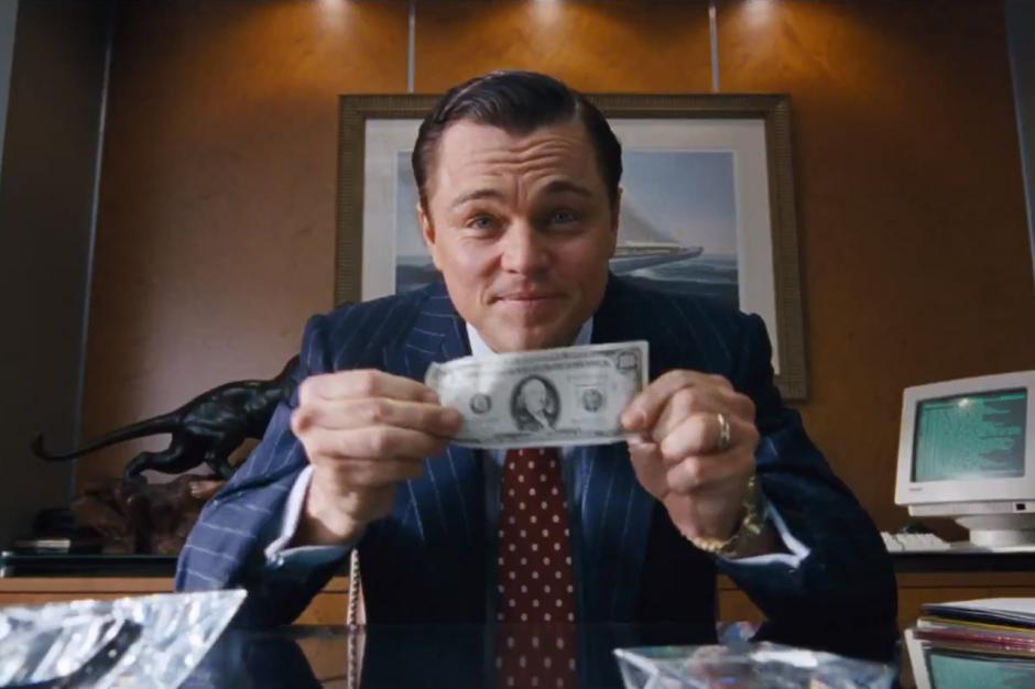 Leonardo Di Caprio portagoniza en "El lobo de Wall Street" a un multimillonario que despilfarra todo el dinero que gana en la Bolsa. (Foto: YouTube)