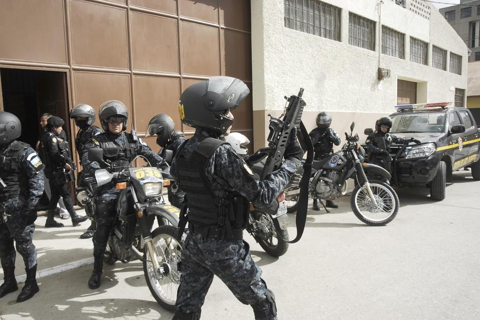 La polic&iacute;a utilza armas cortas marca Glock y Pietro Berreta y armas largas Uzi. (Foto: Jes&uacute;s Alfonso/Soy502)&nbsp;