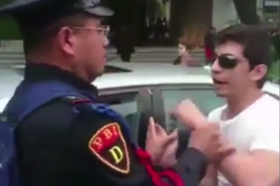 El joven se puso agresivo y forceje&oacute; con el agente de seguridad. (Foto:  Youtube)