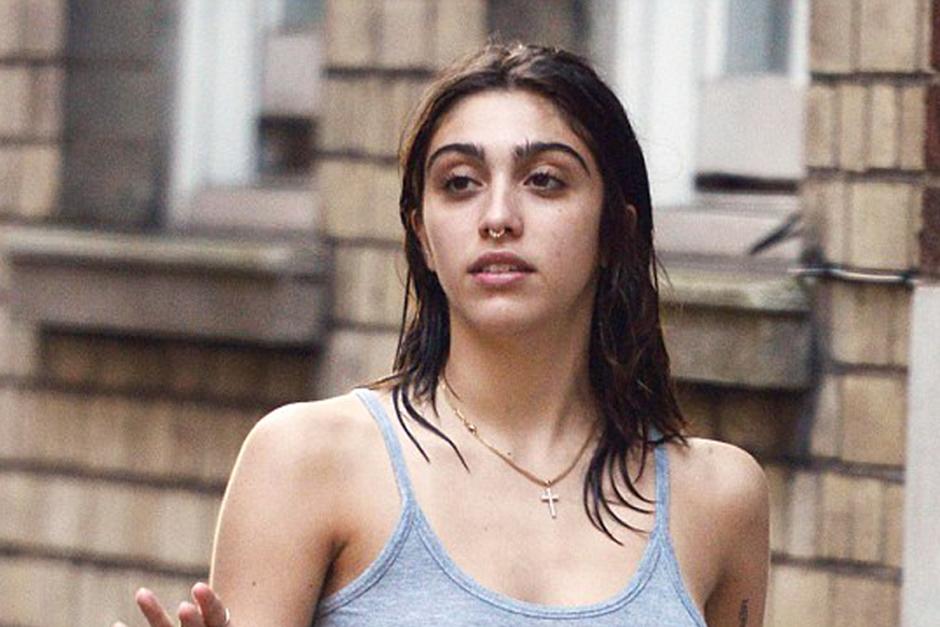 Lourdes Le&oacute;n, de 19 a&ntilde;os, da un paseo por Londres. (Foto: Xposurephotos. com)