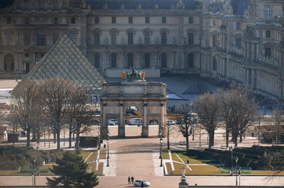 Un hombre armado con un machete atac&oacute; a unos soldados en el Louvre, Par&iacute;s. (Foto: AFP)