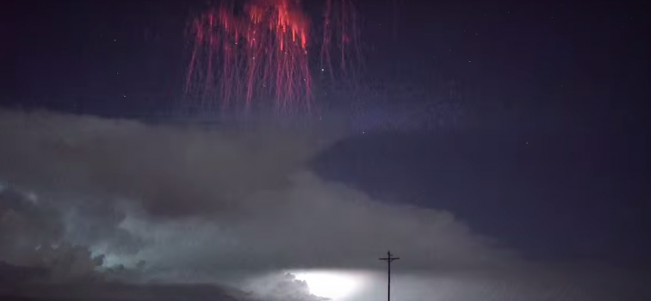 Durante una tormenta se observaron varias luces rojas. (Captura de pantalla: Scott McPartland/YouTube)