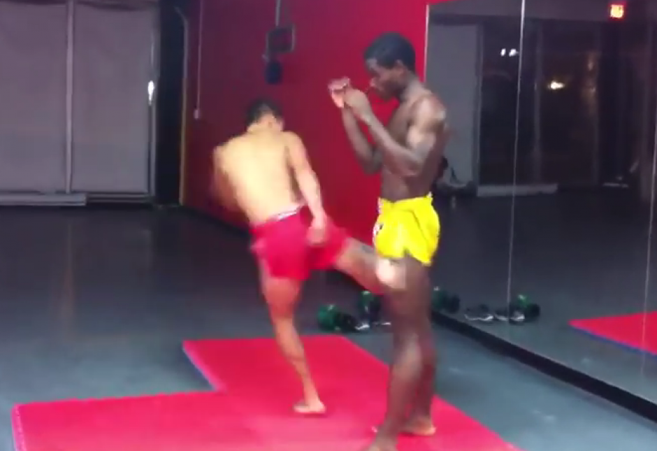 El video muestra a un peleador dobl&aacute;ndole la pierna a otro de una patada. (Imagen: Captura de pantalla)