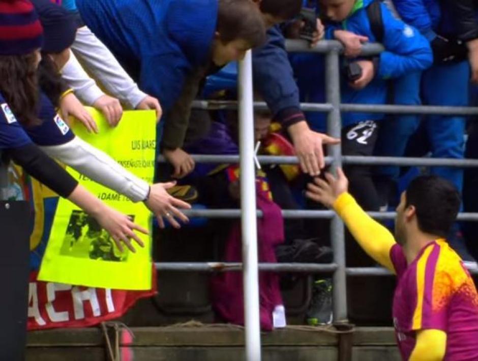 Luis Su&aacute;rez tuvo un buen gesto con un ni&ntilde;o en el estadio de Eibar. (Foto: Mundo Deportivo)