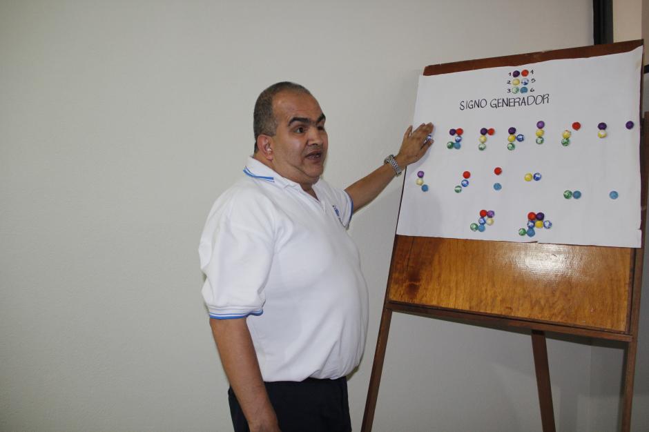 El sistema Braille requiere de seis puntos b&aacute;sicos y luego se forman letras memorizando la posici&oacute;n de los mismos.&nbsp;(Foto: Fredy Hern&aacute;ndez/Soy502)