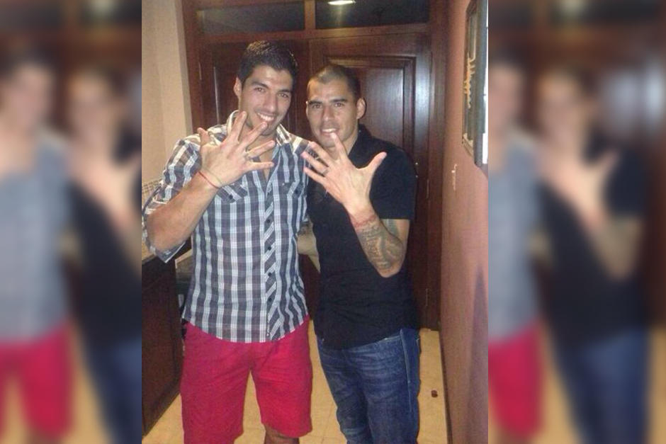 Luis y Paolo Su&aacute;rez posan en Uruguay haciendo la se&ntilde;al de la "quinta" de Comunicaciones. (Foto: Twitter Paolo Su&aacute;rez)