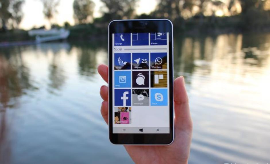 Windows ha anunciado que la versi&oacute;n para smartphones y tablets de menos de 8 pulgadas pasar&aacute; a llamarse Windows 10 Mobile, dejando atr&aacute;s definitivamente el nombre de Windows Phone. &nbsp;(Foto:&nbsp;hipertextual.com)
