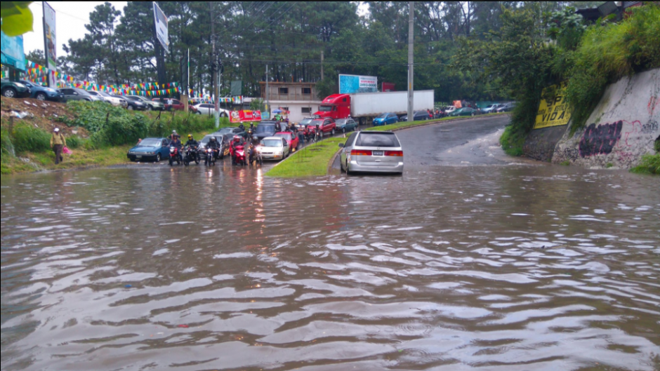 El paso vehicular fue interrumpido debido a una inundación en la colonia Prados de Villa Hermosa en San Miguel Petapa. (Foto: Twitter/@gudielgerson)