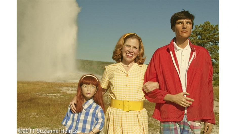 Cansada por las preguntas de su solter&iacute;a y sin hijos, Suzanne Heintz decidi&oacute; comprarse una familia de pl&aacute;stico. Dos maniqu&iacute;es se convirtieron en su marido y su hija. (Todas las im&aacute;genes son cortes&iacute;a de Suzanne Heintz).