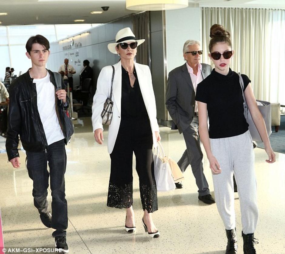 La adorable pareja Douglas-Zeta Jones reaparece ante las c&aacute;maras. (Foto: XPosure)