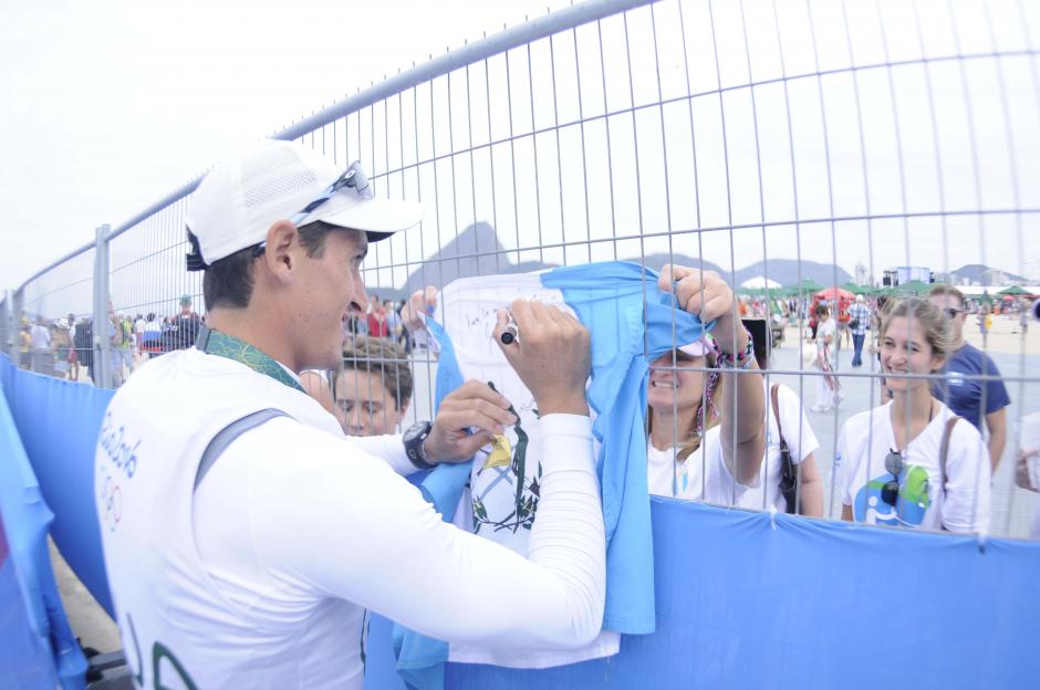 Tras la regata final, "Juani" firm&oacute; una bandera de Guatemala a su familia y amigos. (Foto: Aldo Mart&iacute;nez/Enviado especial de Nuestro Diario)