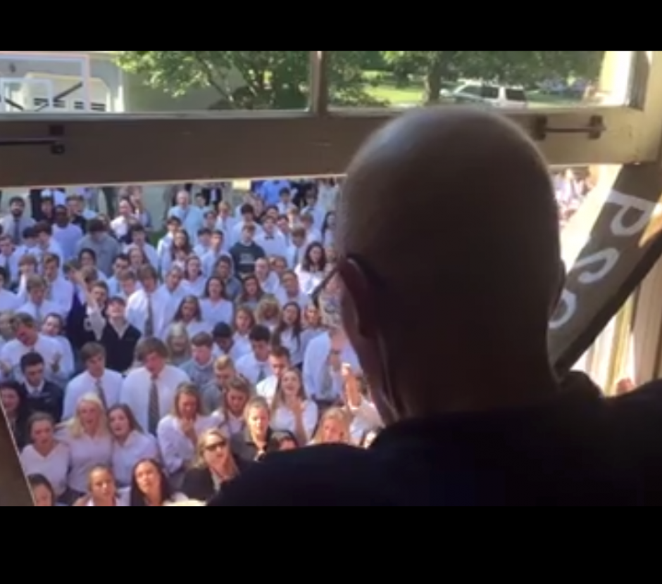 Al menos 400 alumnos dejaron sus clases para cantar alabanzas a un maestro que padece c&aacute;ncer. (Foto: Captura de Facebook)