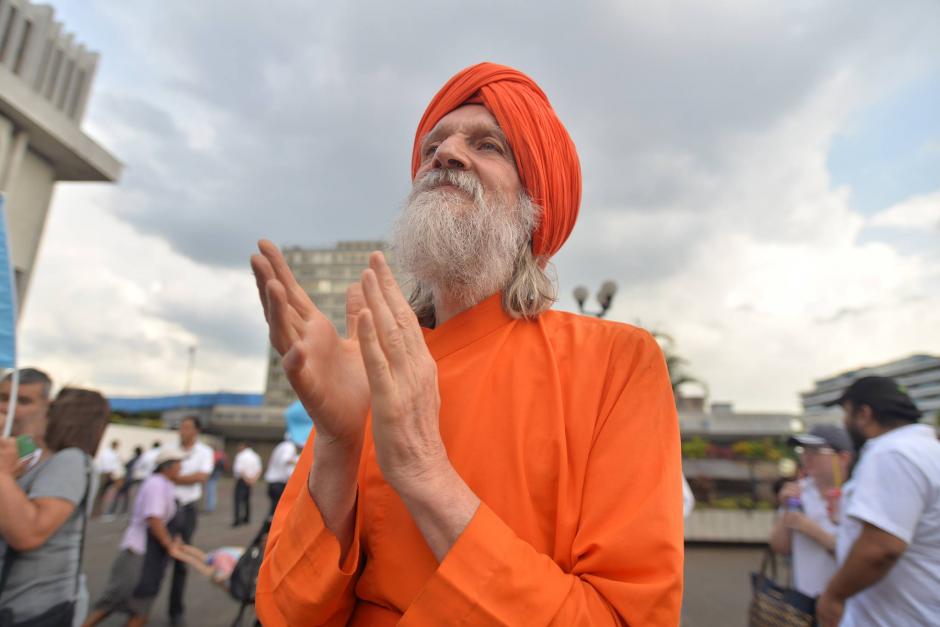 Su nombre es Dada y es un maestro de yoga que apoya al Juez Miguel &Aacute;ngel G&aacute;lvez. (Foto Wilder L&oacute;pez/Soy502)