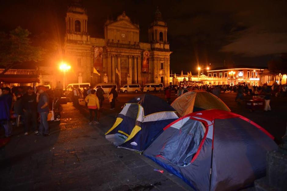 Un grupo de maestros se qued&oacute; en el Parque Central luego de la protesta. (Foto: Jes&uacute;s Alfonso/Soy502)