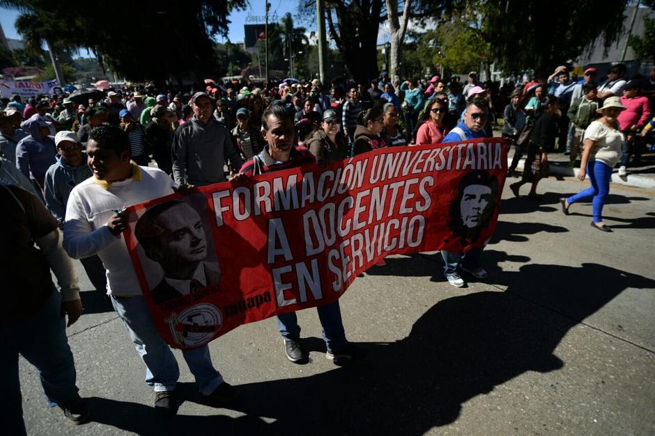 Un grupo de maestros realiza una manifestaci&oacute;n pac&iacute;fica. (Foto: Wilder L&oacute;pez/Soy502)