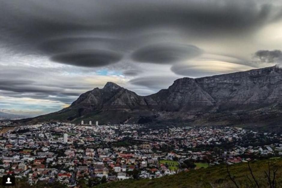 Las nubes lenticulares que se observaron en Sudáfrica. (Foto: Google)