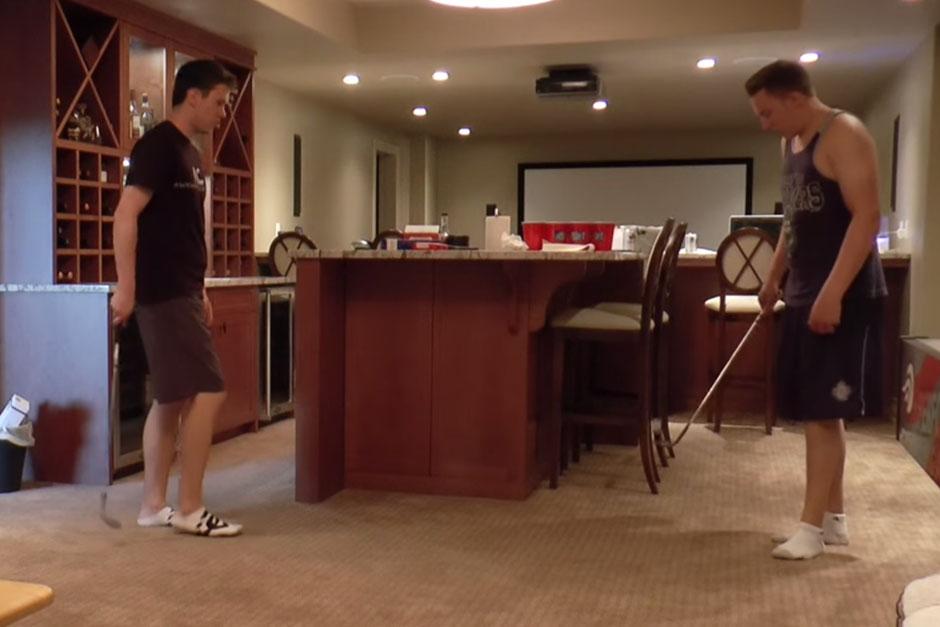 Dos j&oacute;venes que subien videos presumiendo de "hacer nada", volvieron viral unos malabares que hicieron con una pelotita de ping pong. (Foto: YouTube)