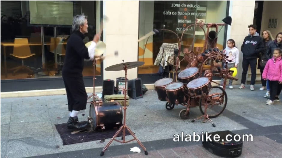 Fran Fuman es un artista de 42 a&ntilde;os que mezcla la bater&iacute;a con sus malabares. (Foto: Facebook)