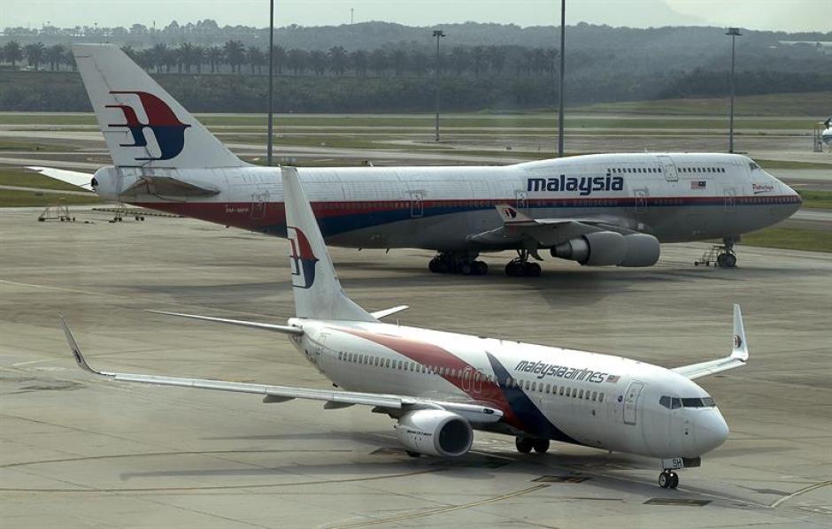 La aerol&iacute;nea Malaysia Airlines ha perdido m&aacute;s de 1 mil 183 millones de d&oacute;lares en los &uacute;ltimos tres a&ntilde;os, por ello ha tomado la decisi&oacute;n de suprimir 6 mil plazas de empleo (Foto: EFE)