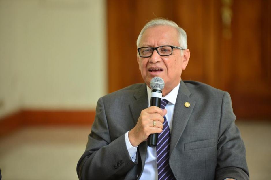El presidente Alejandro Maldonado se&ntilde;al&oacute; que se suspender&aacute; un mes la entrada en vigencia de la nueva tabla del subsidio del Inde para analizar las justificaciones del aumento. (Foto: Jes&uacute;s Alfonso/Soy502)