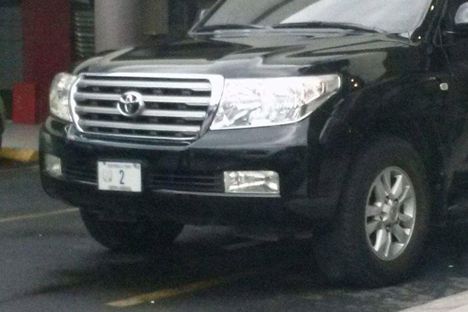 El veh&iacute;culo vicepresidencial utiliz&oacute; dos espacios para parquearse. (Foto:@malparqueadosgt)