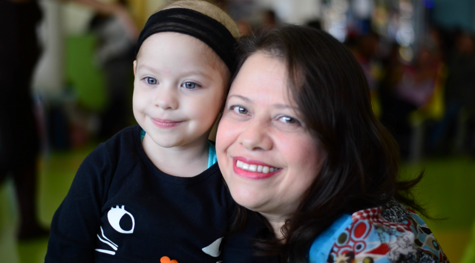 Dulce es una peque&ntilde;a de 3 a&ntilde;os quien abraza y besa a su mam&aacute;, su compa&ntilde;era y fortaleza en UNOP. (Foto: Wilder L&oacute;pez/Soy502)&nbsp;