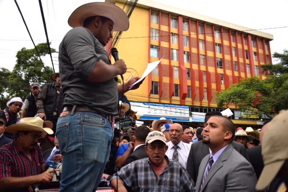 El superintendente de la SAT, Juan Sol&oacute;rzano Foppa, sali&oacute; a escuchar las peticiones de los manifestantes. (Foto: Jes&uacute;s Alfonso/Soy502)