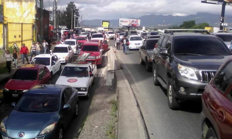 Manifestaci&oacute;n en calzada Aguilar Batres genera largas filas de veh&iacute;culos. (Foto: @SantosDalia)