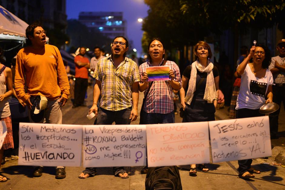 Un grupo de manifestantes que se identificaron como guatemaltecos preocupados por la corrupci&oacute;n, gritaron consignas pidiendo la renuncia del presidente y la vicepresidenta de Guatemala. (Foto: Wilder L&oacute;pez/Soy502)