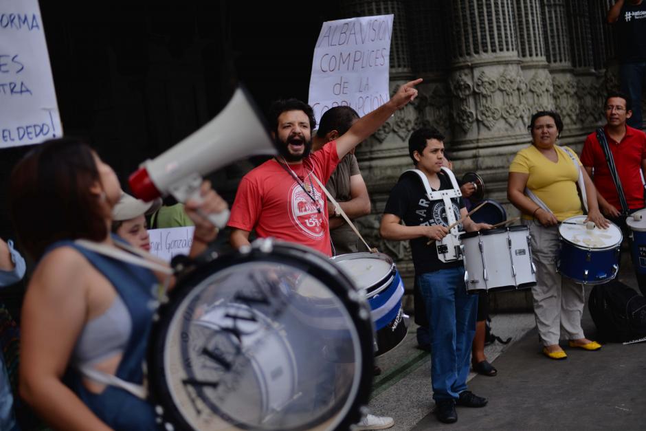 De nuevo guatemaltecos llegaron al Palacio Nacional gritando consignas contra la corrupci&oacute;n en el Gobierno. (Foto: Wilder L&oacute;pez/Soy502)