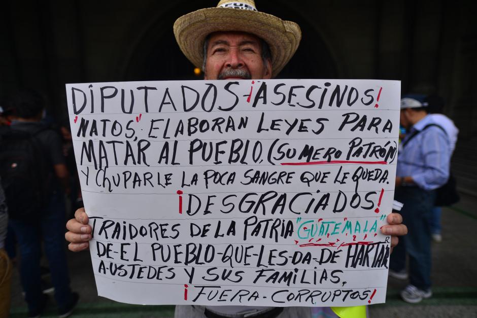 Algunos participantes llevaron sus propias pancartas. (Foto: Archivo/Soy502)