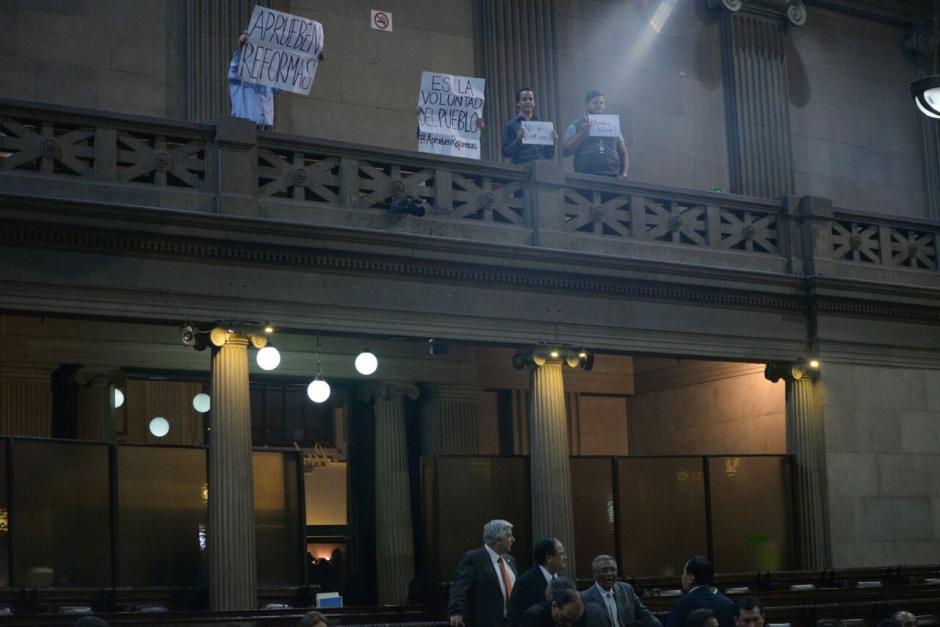 Un grupo de manifestantes ingres&oacute; al Congreso para exigir la aprobaci&oacute;n de las reformas constitucionales. (Foto: Wilder L&oacute;pez/Soy502)
