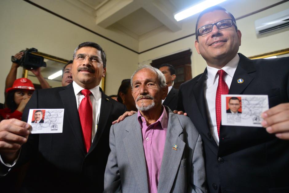 Manuel Baldiz&oacute;n (D) y Edgar Barqu&iacute;n (I), binomio presidencial de Lider, muestran sus acreditaciones. (Foto: Wilder L&oacute;pez/Soy502)