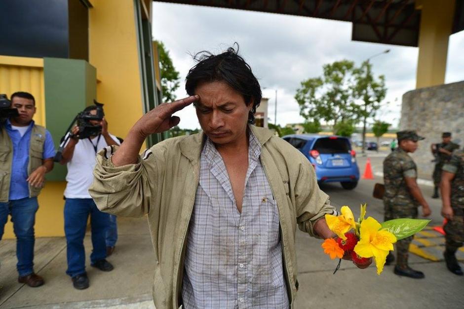 Previo a que egresara Roxana Baldetti del Centro Médico Militar, el salvadoreño&nbsp;Manuel Francisco Mestizo Guerrero, declarado admirador de la exvicepresidenta, llegó a visitarla. (Foto: Wilder López/Soy502)