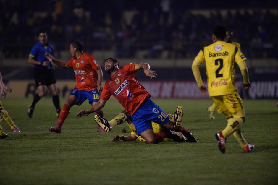 Carlos el "Pescado" Ruiz recibi&oacute; una fuerte entrada en el medio campo. Los rojos no perd&iacute;an desde la segunda jornada del Clausura 2016. (Foto: Nuestro Diario)