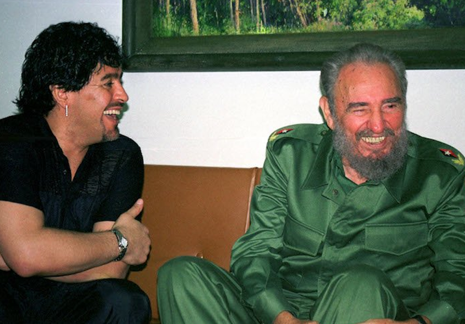 Diego Armando Maradona ten&iacute;a una estrecha relaci&oacute;n con Fidel Castro. (Foto: Maradona retro pics)