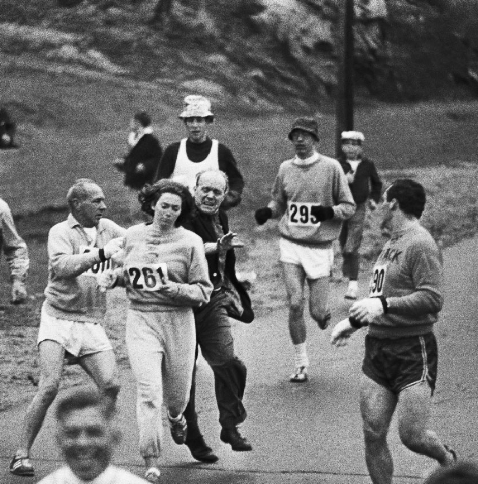 La periodista y escritora Kathy Switzer fue la primera mujer que corri&oacute; la marat&oacute;n de Boston con dorsal, en 1967, cuando la carrera estaba reservada a los varones. Aqu&iacute; el momento cuando intentaron sacarla, pero su hermano y su novio lo impidieron.