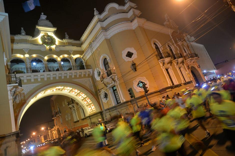 Los miles de corredores pasaron a un costado del edificio de Correos en la zona 1. (Foto: Wilder L&oacute;pez/Soy502)